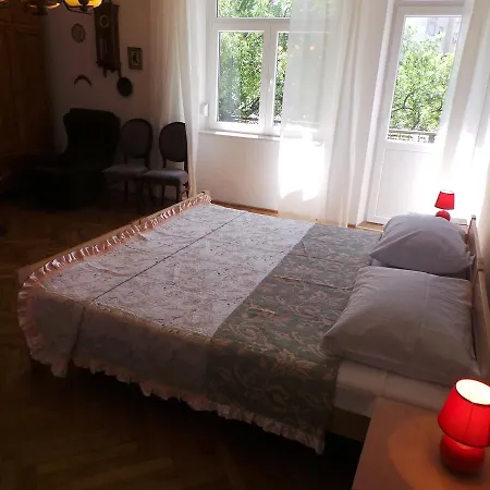 Apartament Paula Near Archaeological Museum 27901